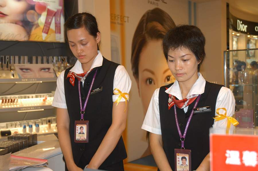 美兰机场候机楼内深切哀悼汶川遇难同胞