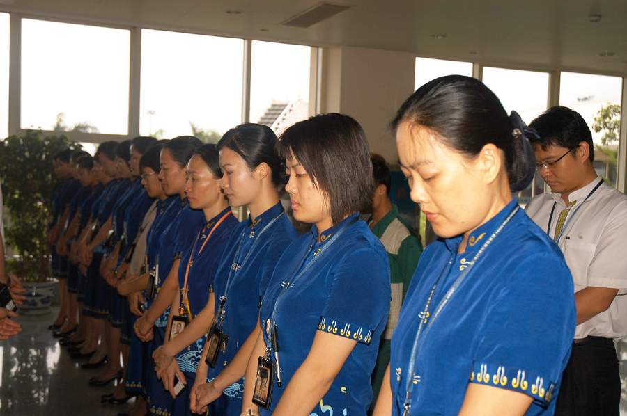 美兰机场候机楼内深切哀悼汶川遇难同胞