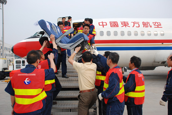 东航山西分公司拆掉飞机座椅运送救灾帐篷