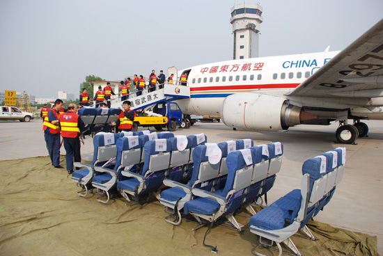 东航山西分公司拆掉飞机座椅运送救灾帐篷