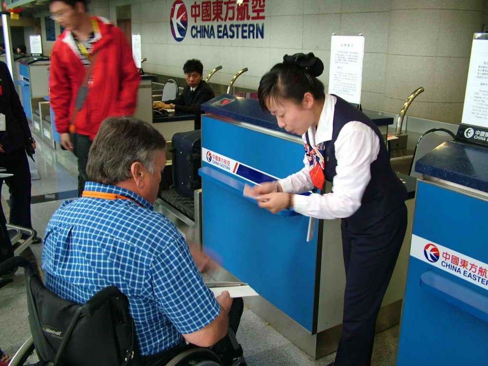 东航山东分公司保障残帆联副主席离青航班