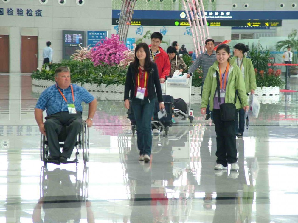 东航山东分公司保障残帆联副主席离青航班