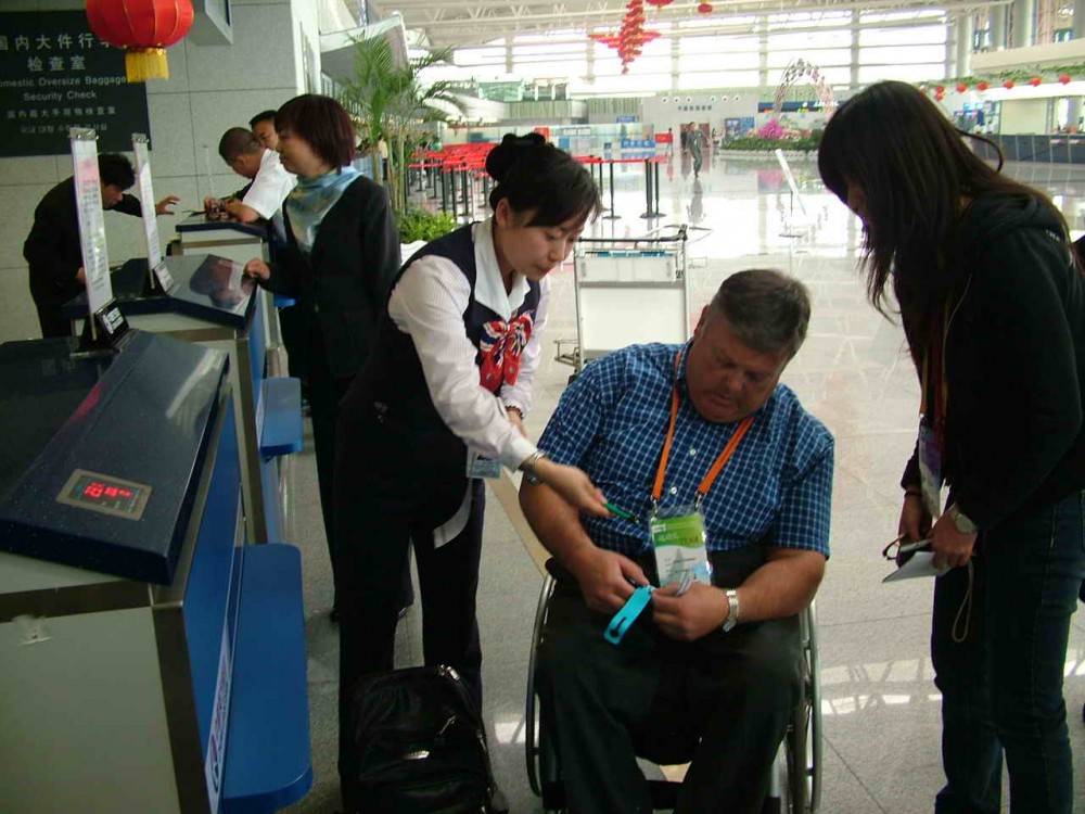 东航山东分公司保障残帆联副主席离青航班