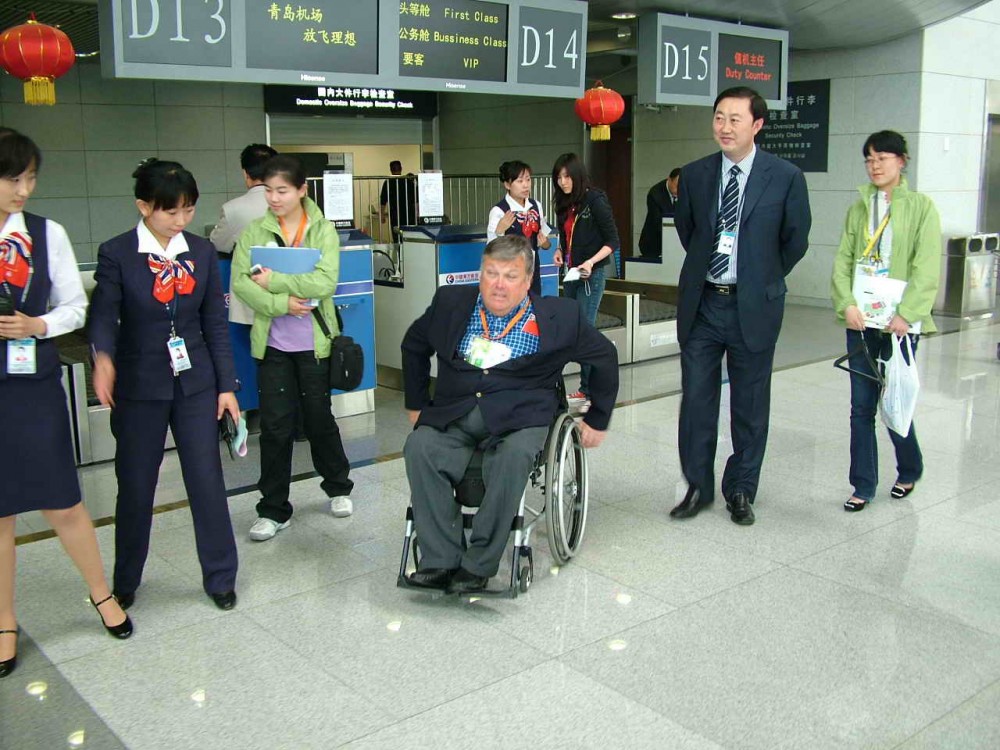 东航山东分公司保障残帆联副主席离青航班