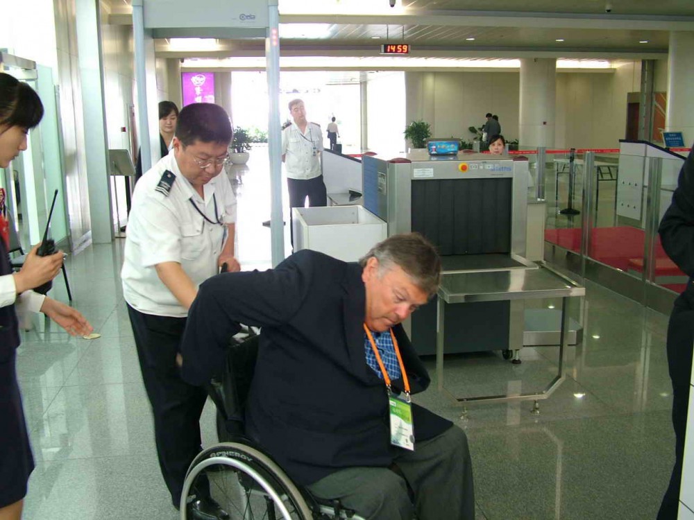 东航山东分公司保障残帆联副主席离青航班