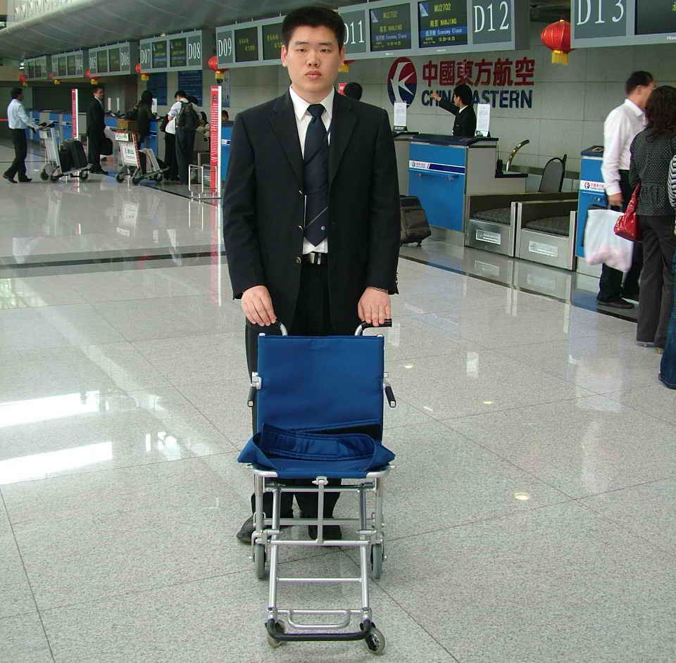 东航山东分公司保障残帆联副主席离青航班