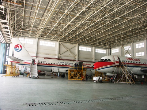 东航甘肃维修部同步完成两架飞机的定检工作