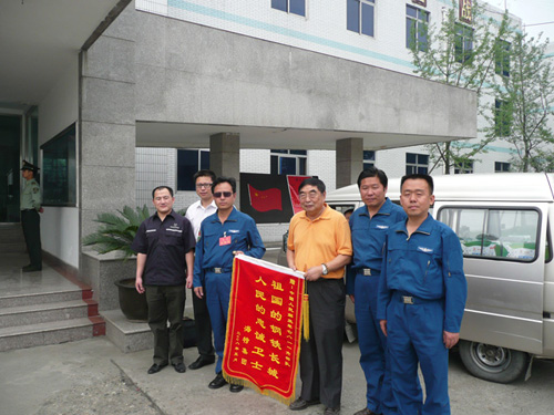 海特李再春董事长带领员工慰问救灾部队官兵