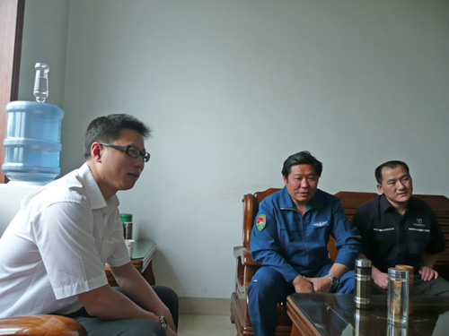 海特李再春董事长带领员工慰问救灾部队官兵