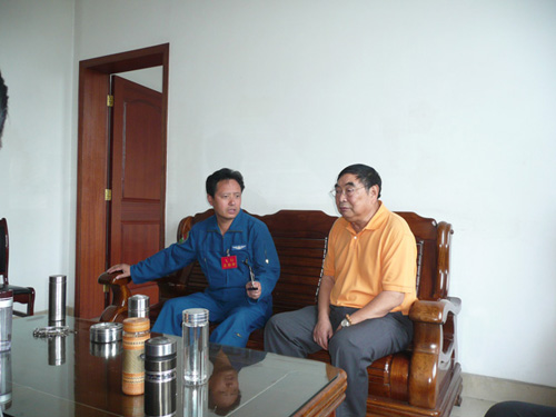 海特李再春董事长带领员工慰问救灾部队官兵