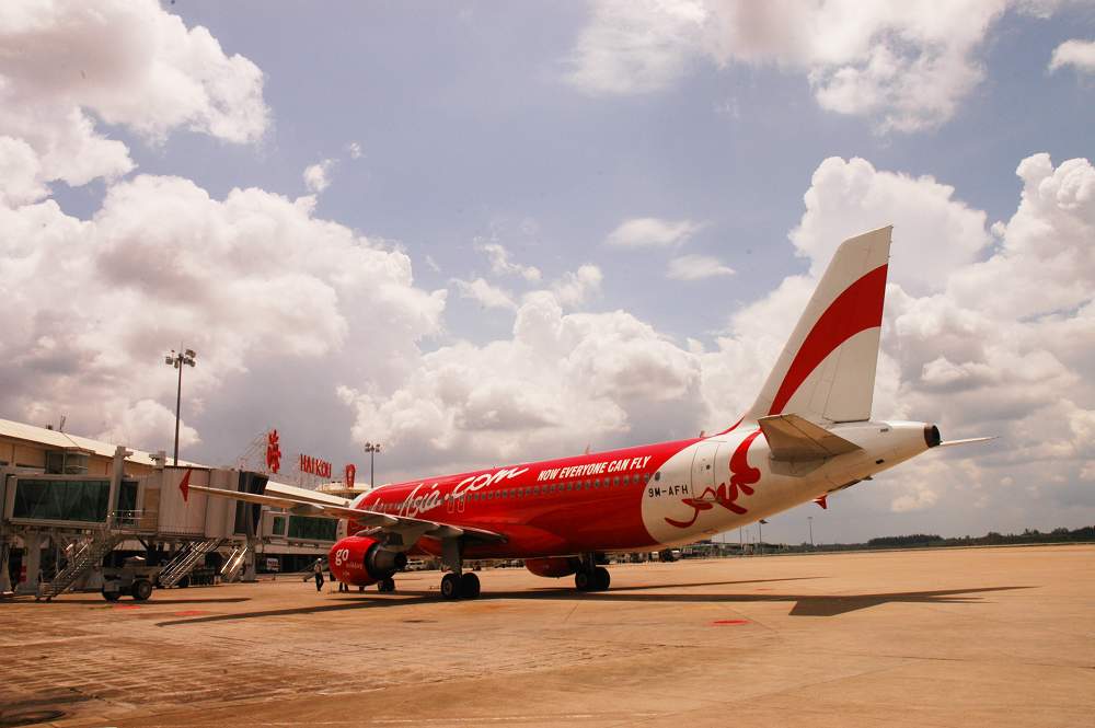 亚洲航空首架低价航班飞抵海口美兰机场