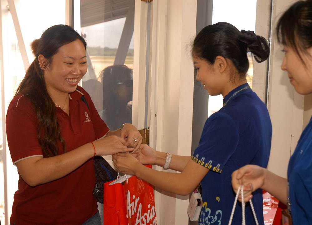 亚洲航空首架低价航班飞抵海口美兰机场