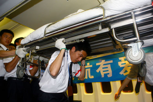 深航紧急改装飞机  承运首批赴深灾区伤员