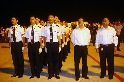 深航紧急改装飞机  承运首批赴深灾区伤员