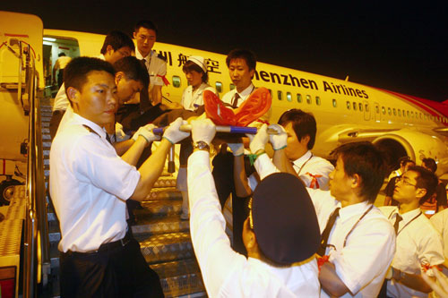 深航紧急改装飞机  承运首批赴深灾区伤员