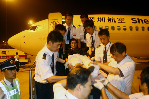 深航紧急改装飞机  承运首批赴深灾区伤员