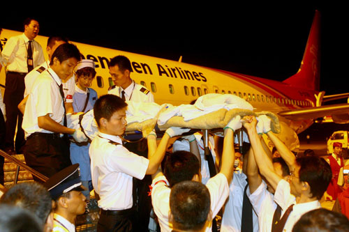 深航紧急改装飞机  承运首批赴深灾区伤员