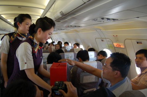 国航浙江分公司在万米高空组织乘客为灾区募捐