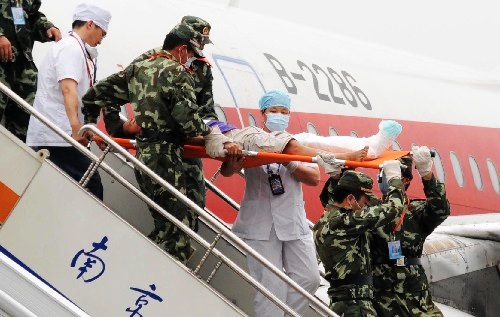 南京禄口机场全力保障首批来自地震灾区的伤员
