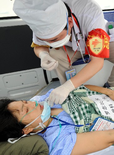 南京禄口机场全力保障首批来自地震灾区的伤员