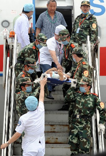 南京禄口机场全力保障首批来自地震灾区的伤员