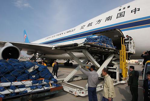 南航新疆分公司专设包机承运救灾物资抵川