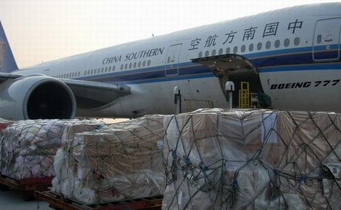南航新疆分公司专设包机承运救灾物资抵川