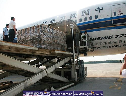 南航免费运输荷兰、菲律宾援助中国的帐篷抵川