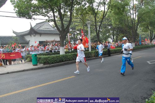 记国航上海基地王润林奥运火炬接力跑