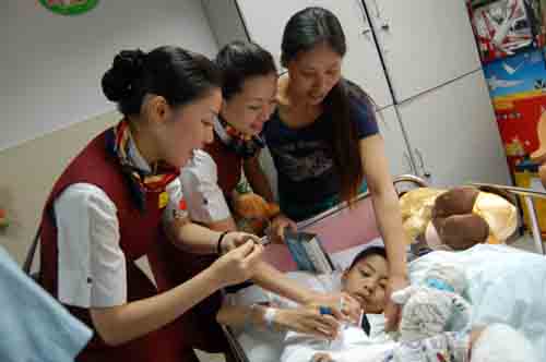 国航浙江分公司西子空姐六一看望灾区儿童