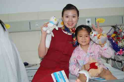 国航浙江分公司西子空姐六一看望灾区儿童