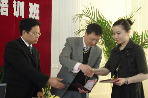 国航西南蓝色旅途乘务组开展“关爱儿童，爱心飞翔”活动