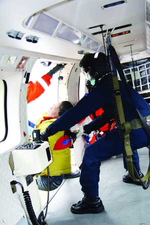 香港飞行服务队谷中冒死悬停 救出两名矿工