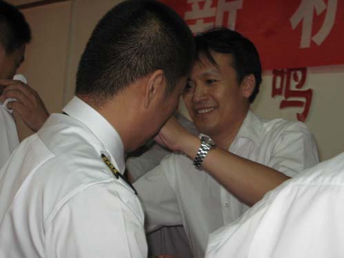 南航新疆分公司飞行部举行新机长聘任仪式