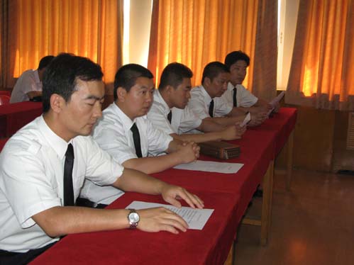 南航新疆分公司飞行部举行新机长聘任仪式