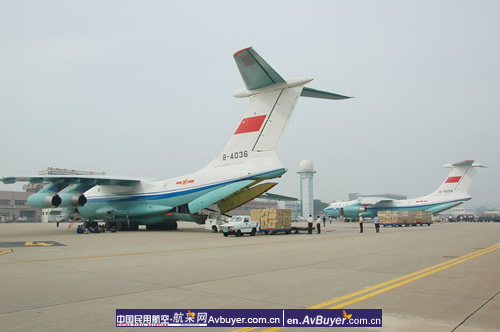 两架军用机飞抵厦门机场运送救灾物资