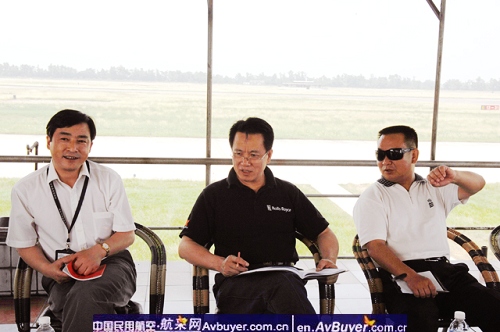 民航局总飞行师于振发来广汉慰问直升机抗灾员工