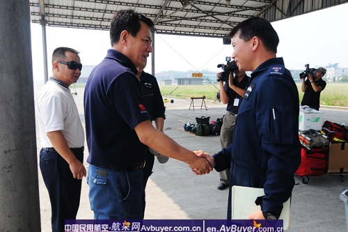 民航局总飞行师于振发来广汉慰问直升机抗灾员工