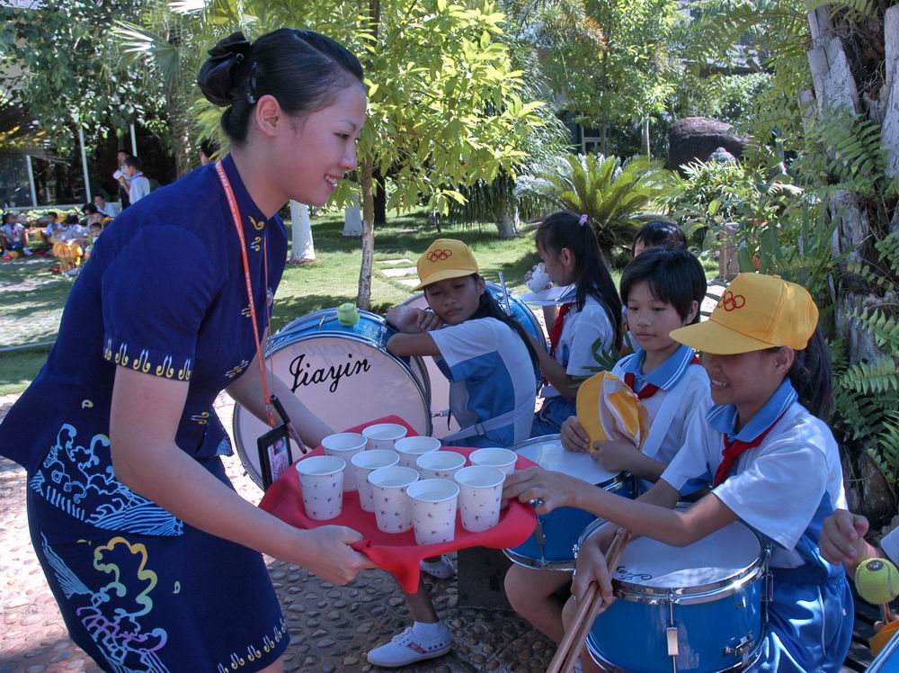 共青团十六大海南代表团离开美兰机场赴京