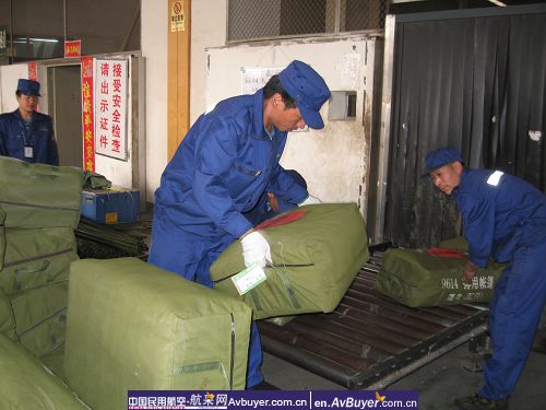 东航云南分公司抗震救灾纪实图片(三)