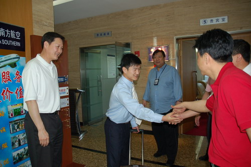 团十六大代表东北空管局高柱山启程赴京