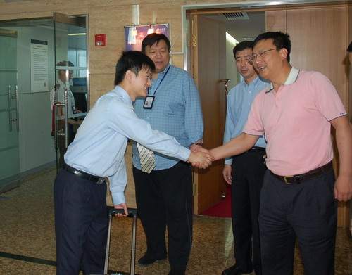 团十六大代表东北空管局高柱山启程赴京