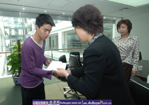 首都机场股份公司工会慰问地震中家庭受灾员工