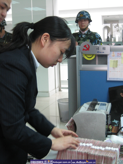 首都机场股份公司员工积极向四川地震灾区捐款