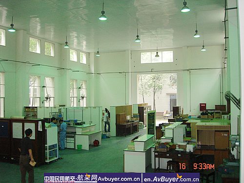 民航飞行学院飞机修理厂在灾难中昂首前进