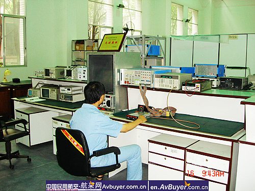 民航飞行学院飞机修理厂在灾难中昂首前进