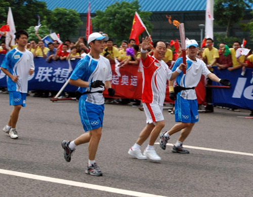 中航集团副总经理王世翔重庆传递奥运圣火