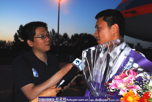 领航俄M－26的南航飞行员抗震救灾载誉归来