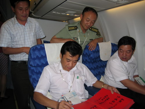 南航新疆客舱部：“雪莲”迎接英模报告团