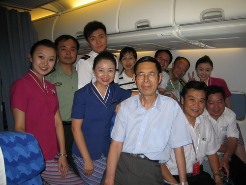 南航新疆客舱部：“雪莲”迎接英模报告团